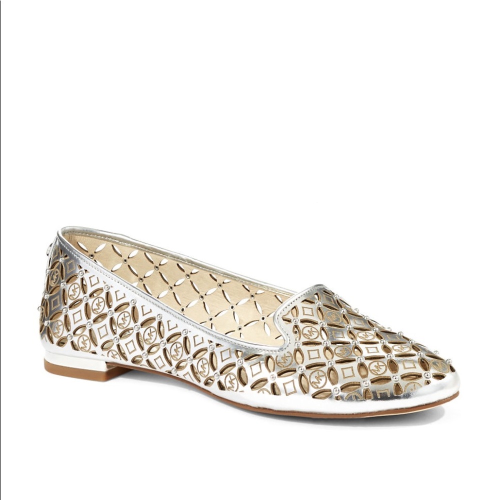 🛍 Michael Kors Gabrielle Silver Cut Out Flat  7